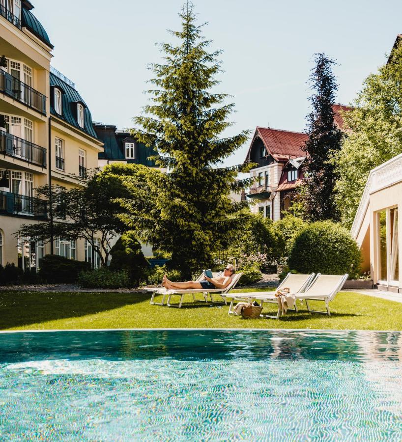 Falkensteiner Spa Resort Mariánské Lázně Esterno foto The garden of the hotel