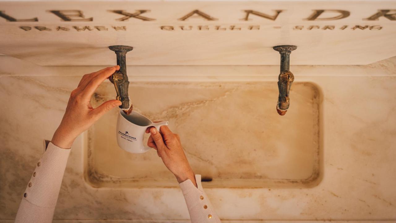 Falkensteiner Spa Resort Mariánské Lázně Esterno foto A woman washing her hands in the mikveh