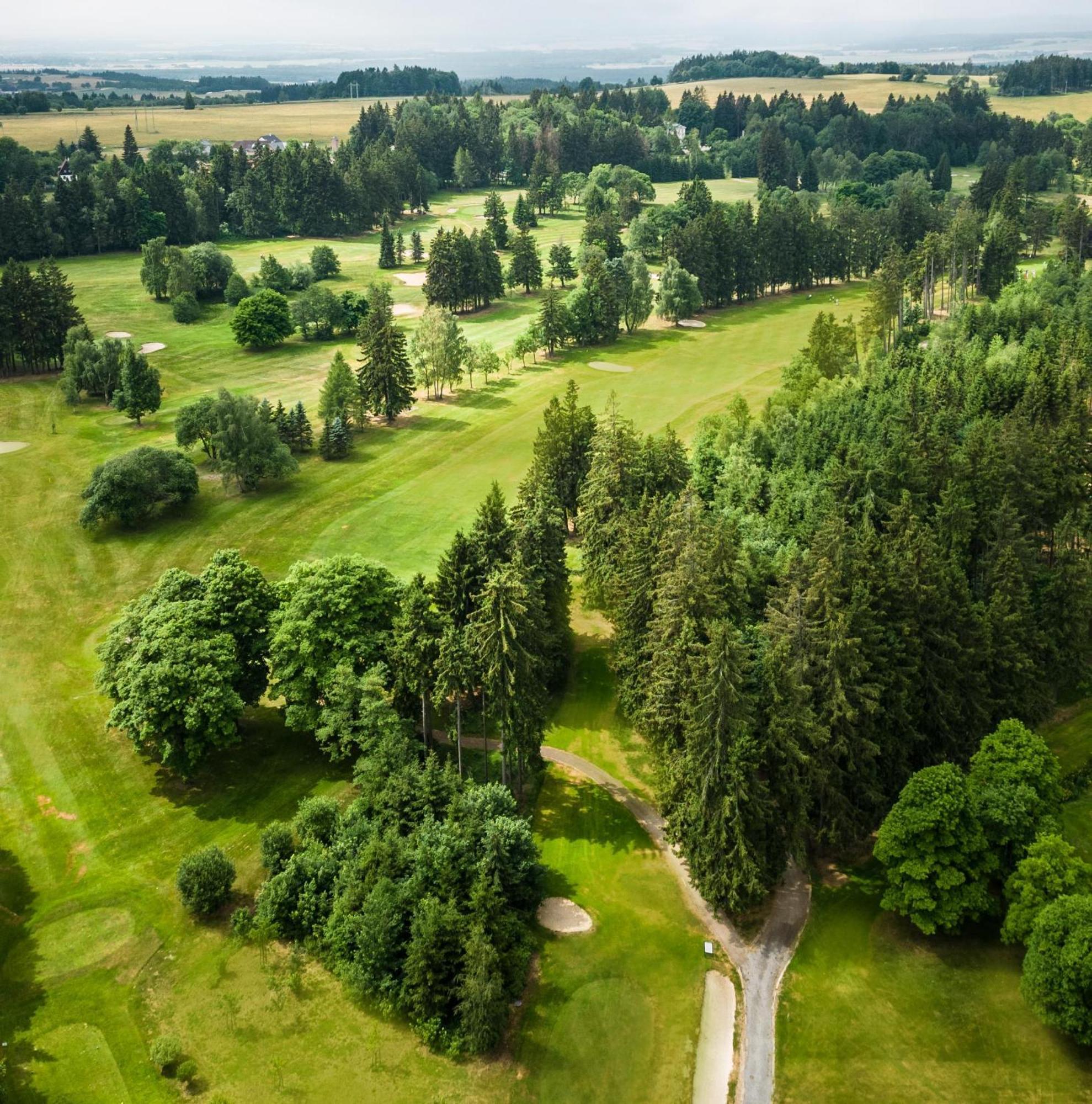 Falkensteiner Spa Resort Mariánské Lázně Esterno foto Aerial view of the golf course