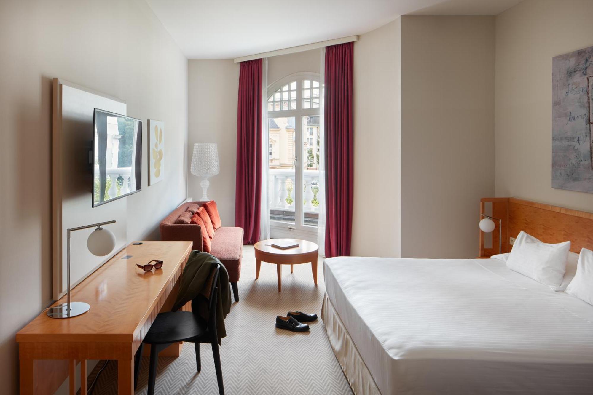 Falkensteiner Spa Resort Mariánské Lázně Esterno foto A room at the hotel