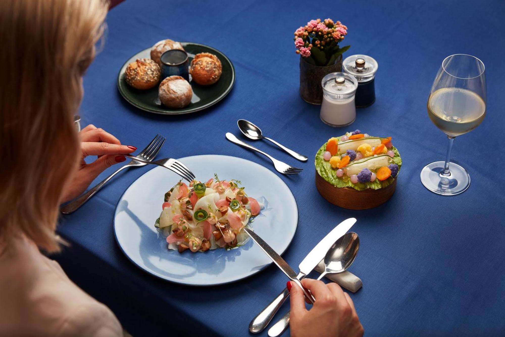 Falkensteiner Spa Resort Mariánské Lázně Esterno foto A woman eating with a knife and fork