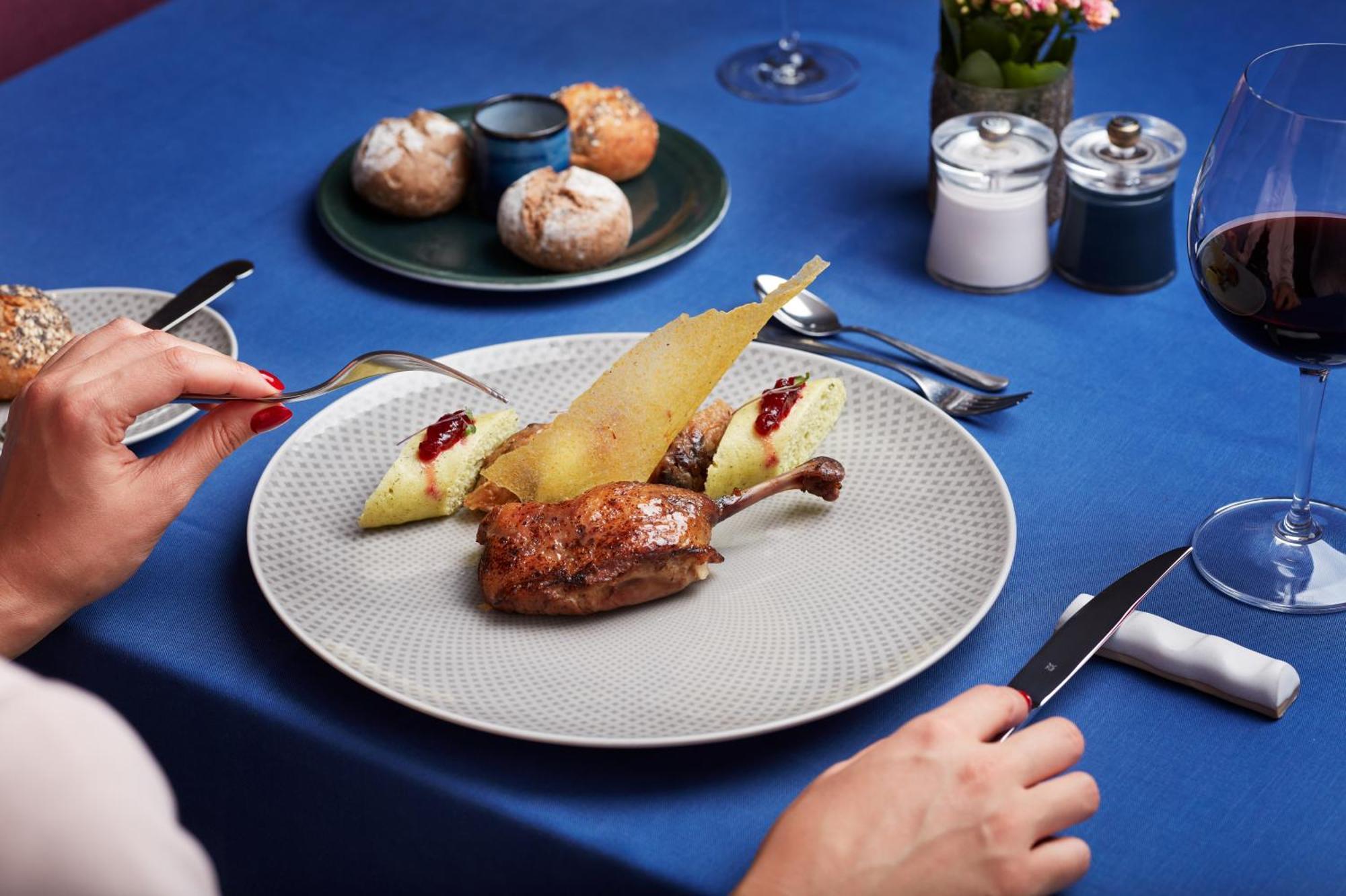 Falkensteiner Spa Resort Mariánské Lázně Esterno foto A duck confit with pear and red wine