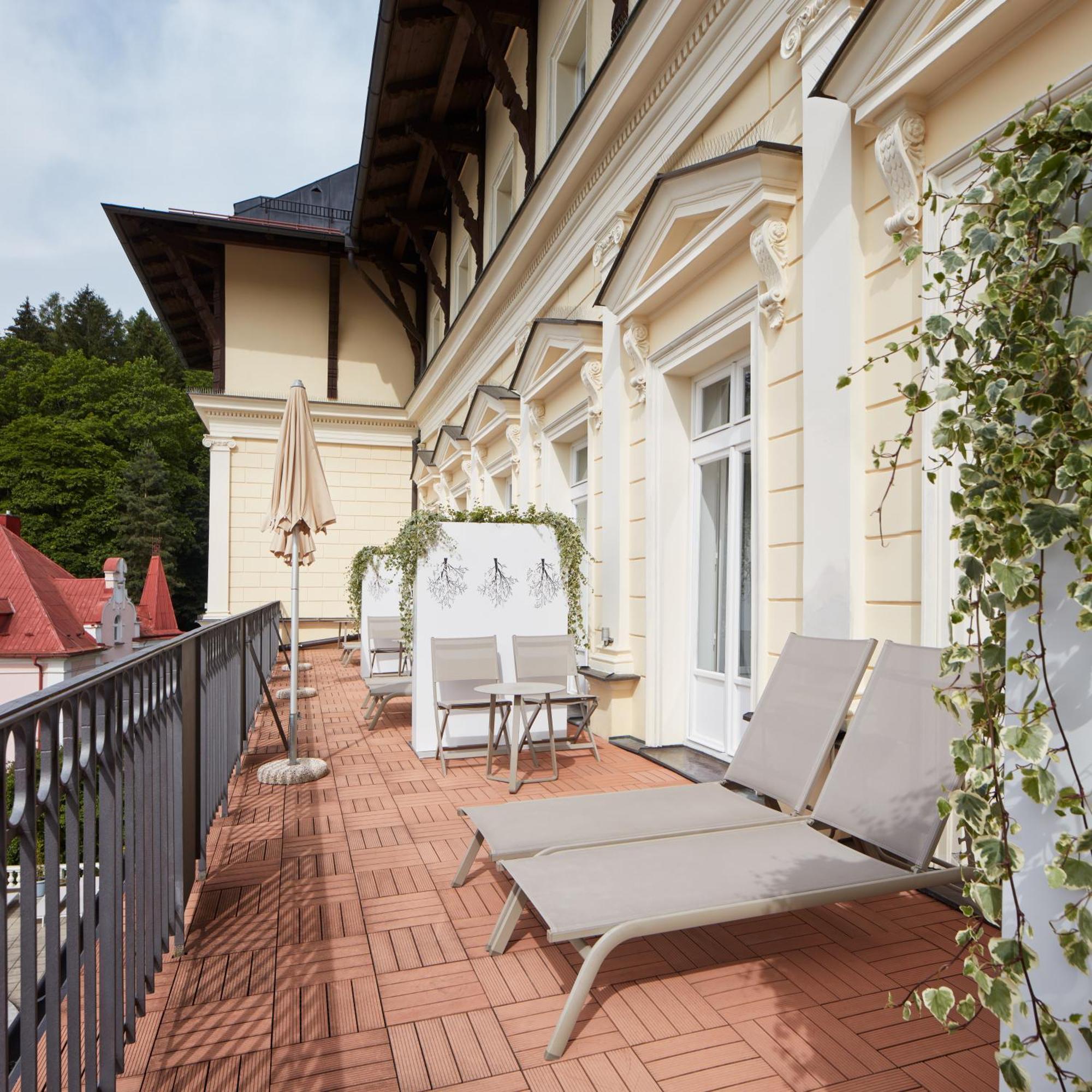 Falkensteiner Spa Resort Mariánské Lázně Esterno foto The terrace