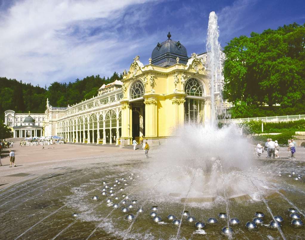 Falkensteiner Spa Resort Mariánské Lázně Esterno foto The colonnade in Lázně Bohdaneč